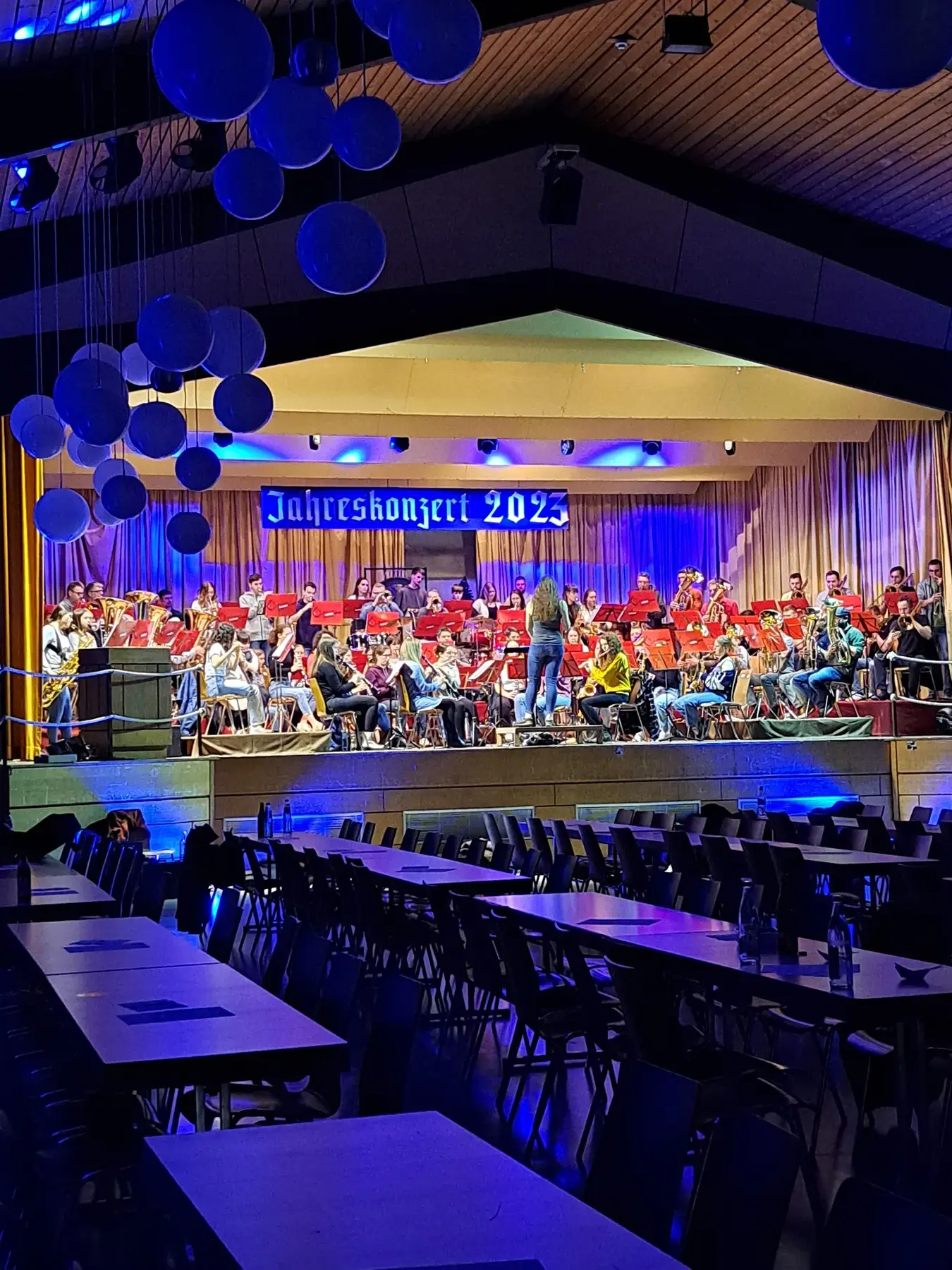 Lichttechnik bei einem Konzert mit Bühnenstrahlern