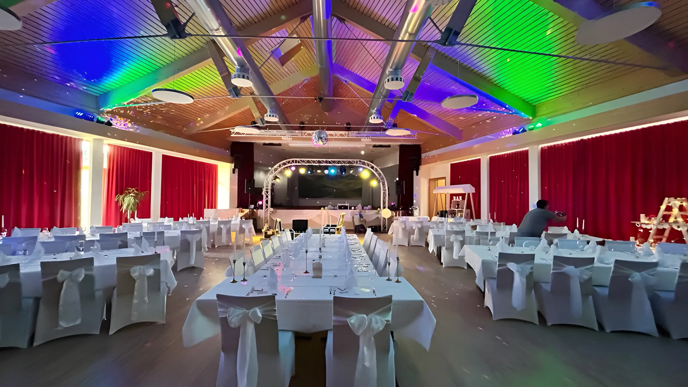 Stilvoll aufgebaute Hochzeitsbühne mit Beleuchtung